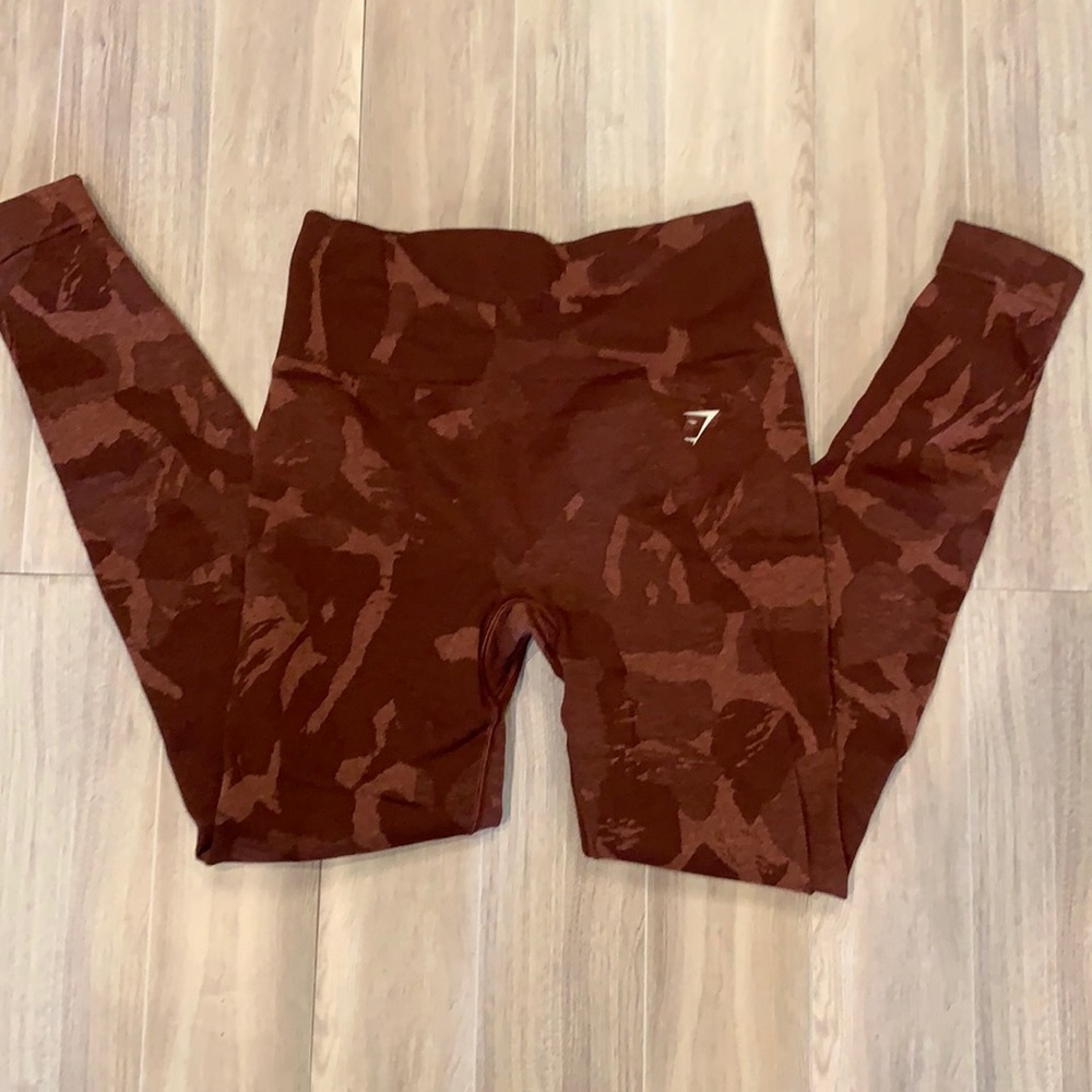 Gymshark leggings. Camo burgundy/ light burgundy. Scrunch bum. Small
